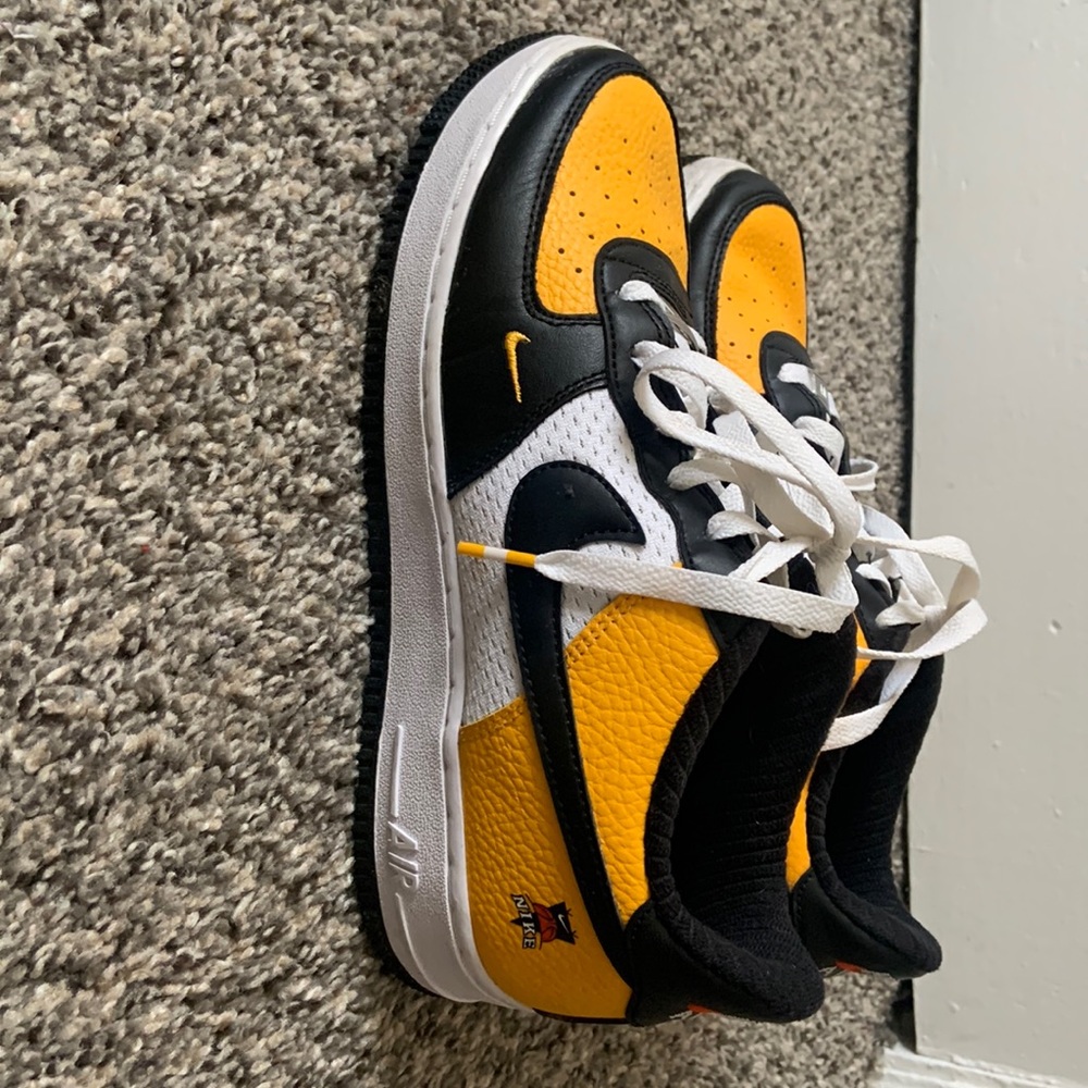 Size 7y Nike Air Force 1 low ‘07 LV8 black gold jersey mesh
